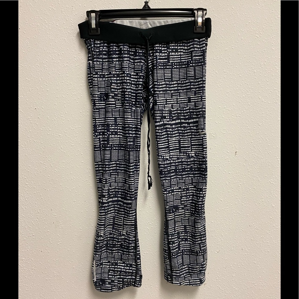 Women's Nike Dri Fit Crop Workout Pants 
Size Medium